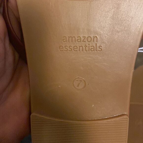 Amazon Essentials CUSHIONAIRE Women's Cora Flat Flip Flop Sandal with +Comfort - Picture 4 of 7